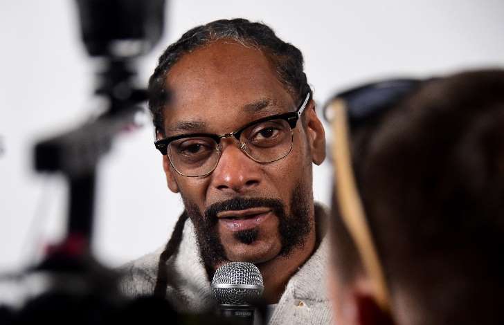 Snoop Dogg fait polémique en tirant sur un faux Trump dans un clip