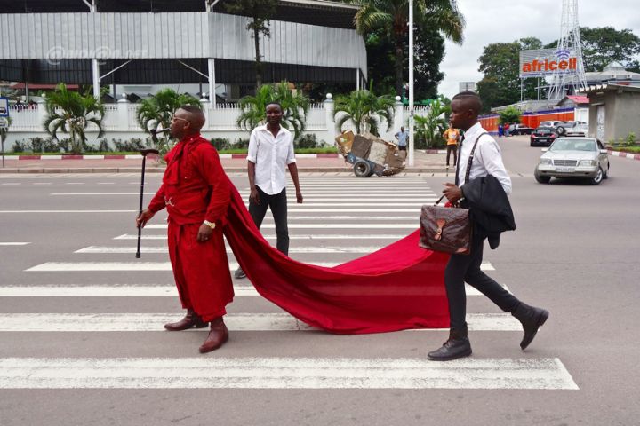 A Abidjan, l’incroyable défilé de sapeurs congolais pour l’anniversaire de la mort de Papa Wemba