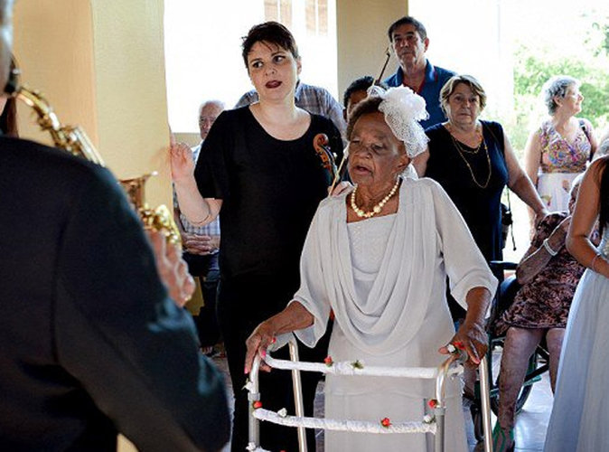 VIDEO – La plus vieille fiancée du monde s’est mariée à 106 ans : « S’il meurt, je meurs aussi »