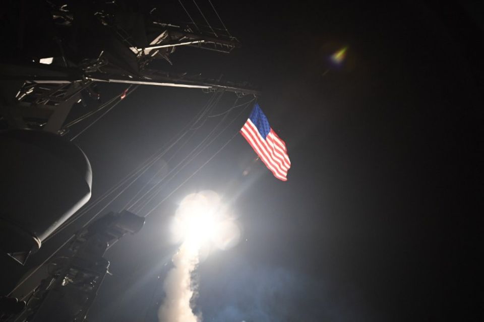 L’armée américaine a tiré 59 missiles près de Homs sur une base aérienne. Vladimir Poutine a dénoncé une « agression contre un État souverain ».