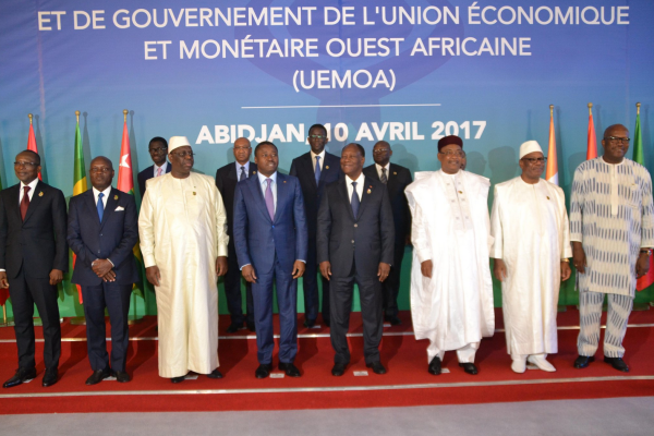 Commission de l’UEMOA: le Niger prend la présidence, Macky Sall s’incline devant Mahamadou Issoufou