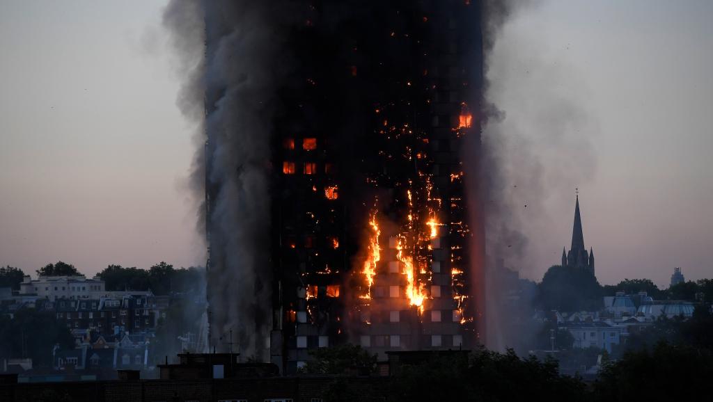 Plusieurs morts dans le gigantesque incendie d’une tour d’habitation à Londres