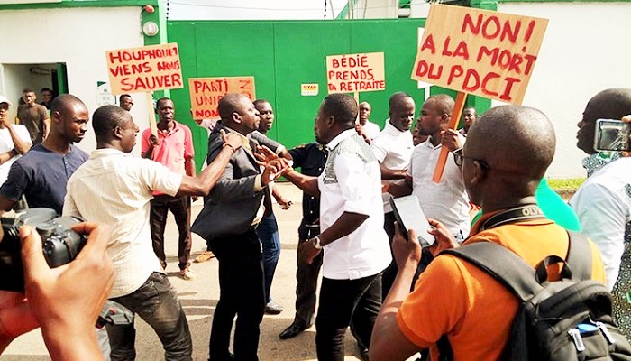 COTE D’IVOIRE :Urgent / Parti unifié, sit-in au siège du PDCI, des jeunes à Bédié : « il  doit prendre sa retraite   , Libérez le PDCI    »