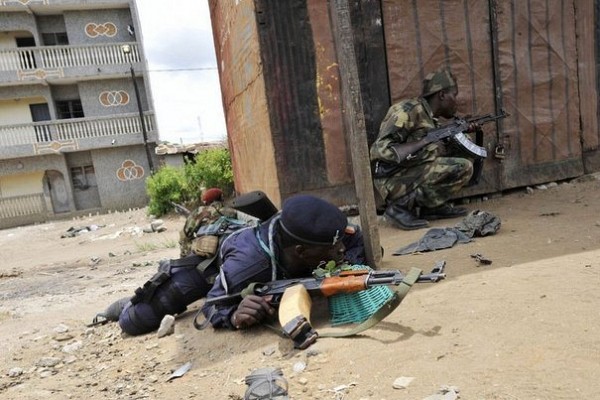 COTE D’IVOIRE /Koumassi : Des hommes armés descendent d’un véhicule et ouvrent le feu sur une patrouille de police