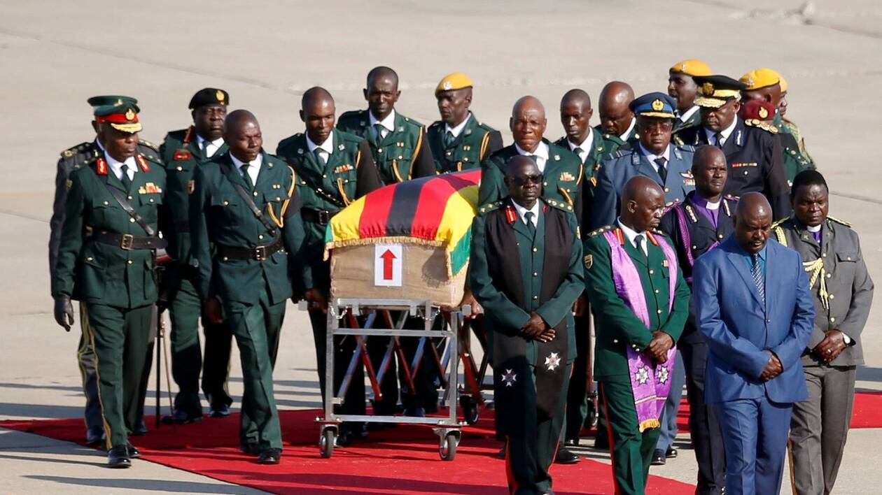 La dépouille de Robert Mugabe rapatriée au Zimbabwe pour ses funérailles nationales